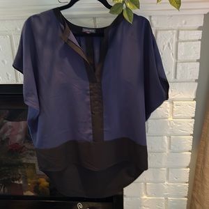 Vince Camuto, bat wing sleeve Hi low hem, v neck, M, Black/Blue